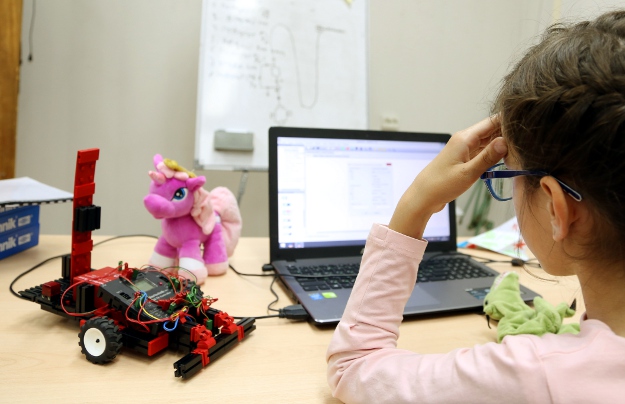 Дети собирают и программируют роботов на занятиях в центре Робокурс